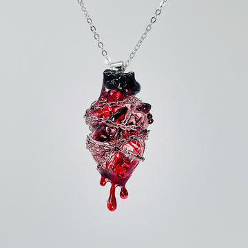 Encircling and constricting the heart